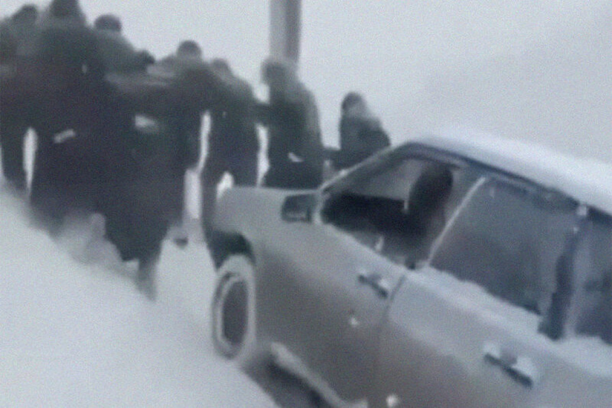 В Дагестане сельские женщины подняли в гору застрявшую в снегу машину-ВИДЕО 