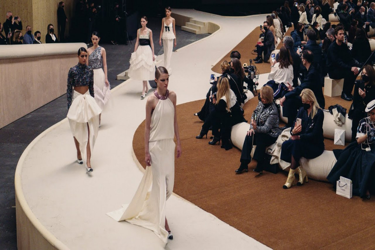 Скандал вокруг показа Chanel: модели вышли с "фонарями" под глазами-ВИДЕО 