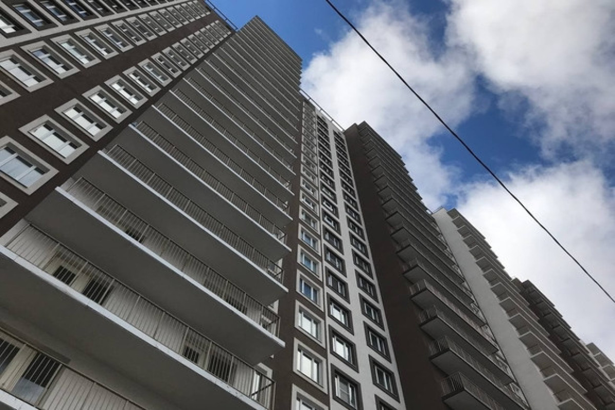 В России прохожий поймал ребенка, упавшего с балкона 12-го этажа