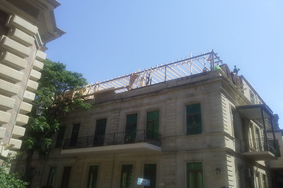 В Баку возвращают былой облик историческому зданию