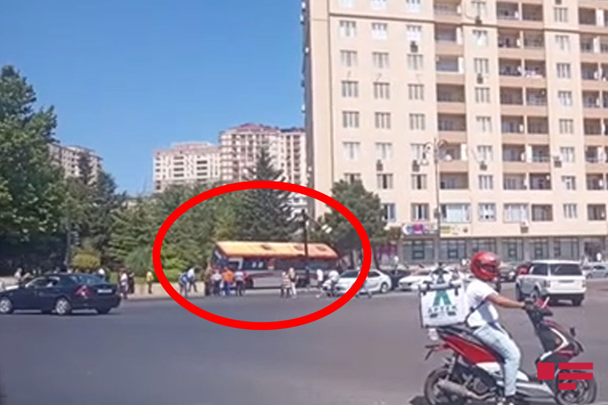 В Баку пассажирский автобус попал в аварию-ФОТО 