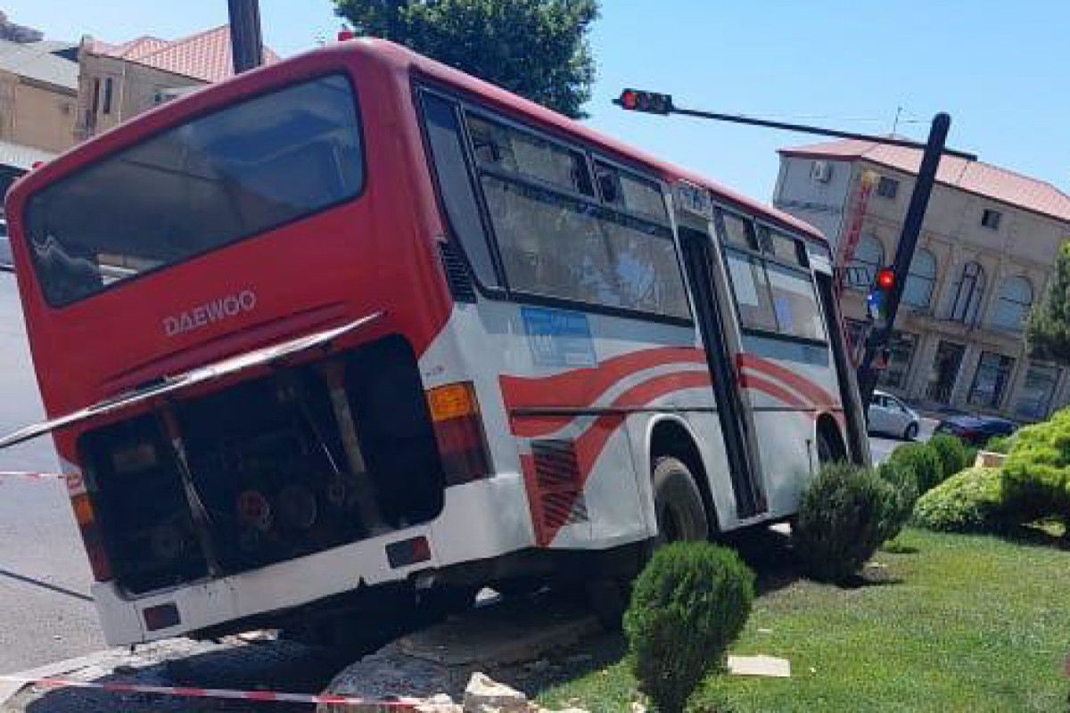 В Баку пассажирский автобус попал в аварию-ФОТО 
