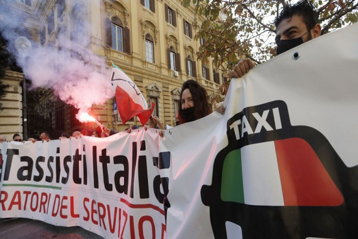 Итальянские таксисты проводят массовую забастовку -ВИДЕО 