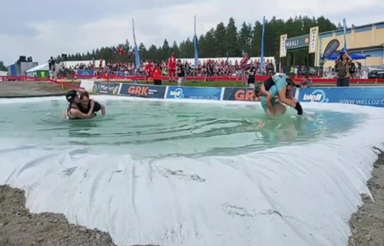 В Финляндии мужчины соревновались по переноске жен -ВИДЕО 