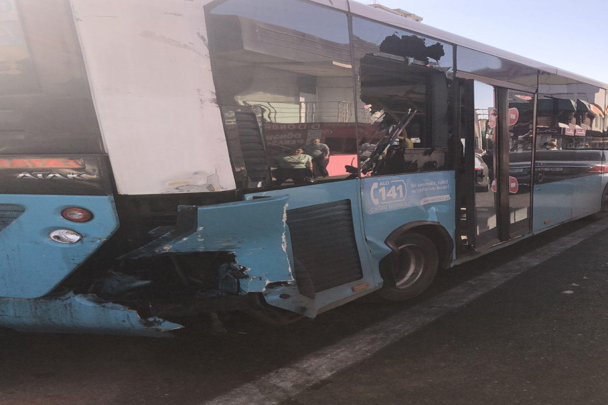 В Баку Prius врезался в пассажирский автобус, есть пострадавшие