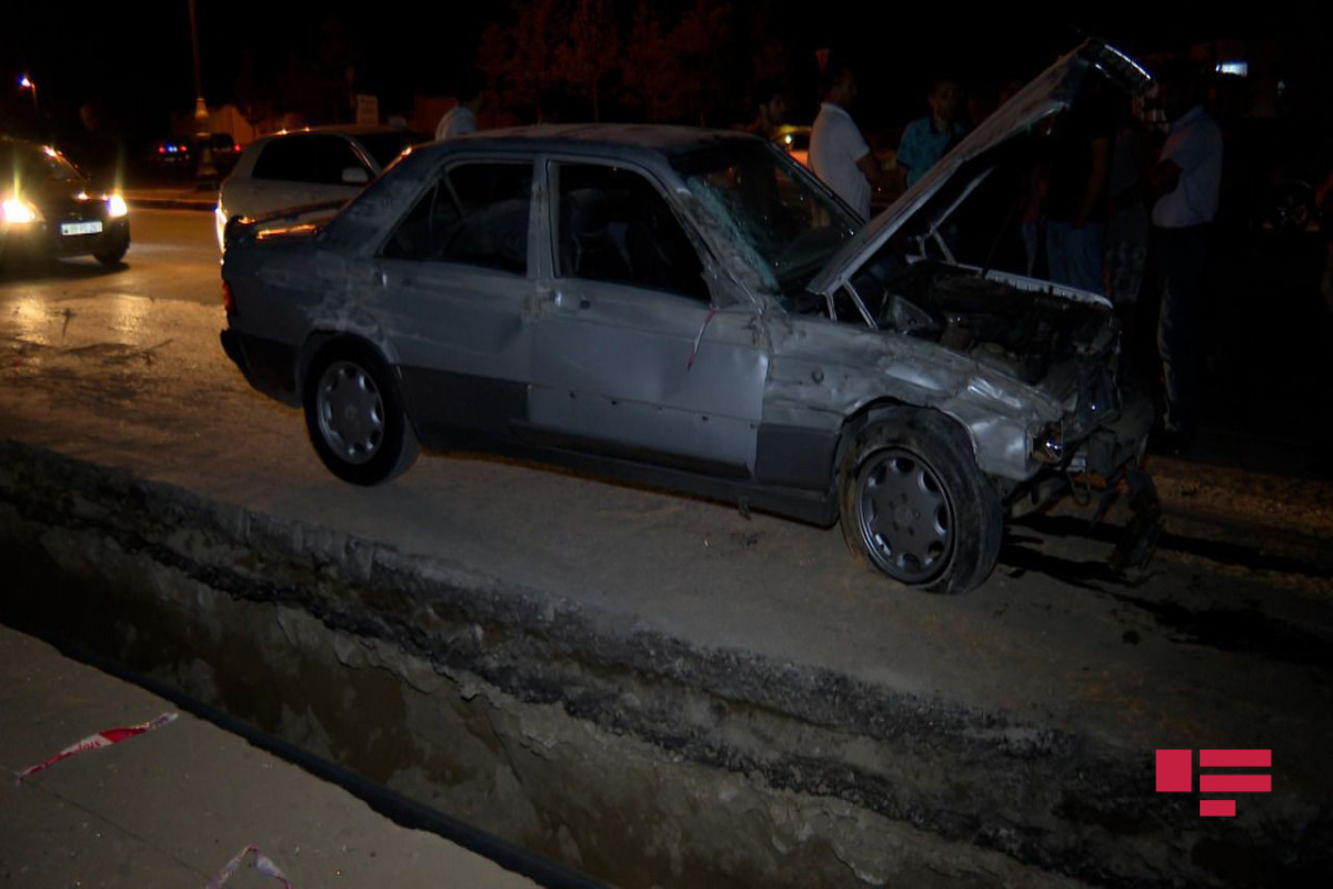 В Баку автомобиль провалился в яму, водитель получил тяжелую черепно-мозговую травму-ФОТО 