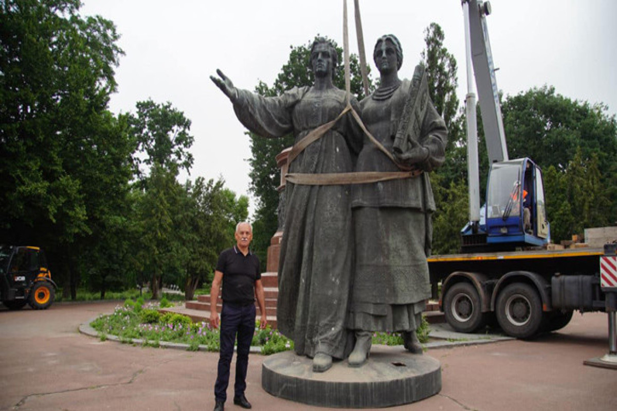 Демонтирован монумент, посвященный 300-летию воссоединения Украины с Россией-ФОТО 