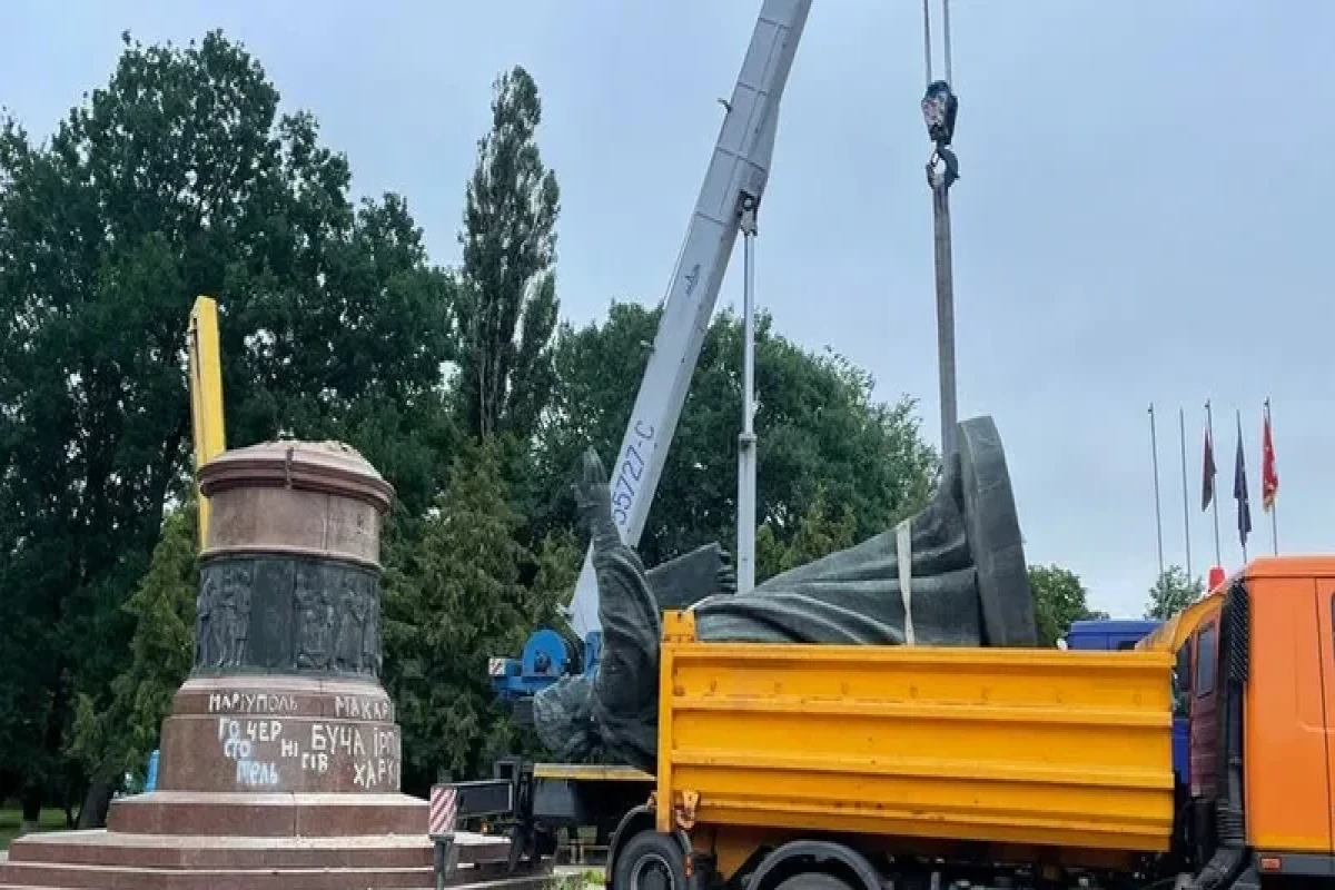 Демонтирован монумент, посвященный 300-летию воссоединения Украины с Россией-ФОТО 