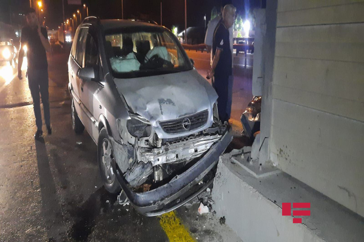В Баку на Кольцевом шоссе столкнулись два автомобиля, семь человек пострадали
