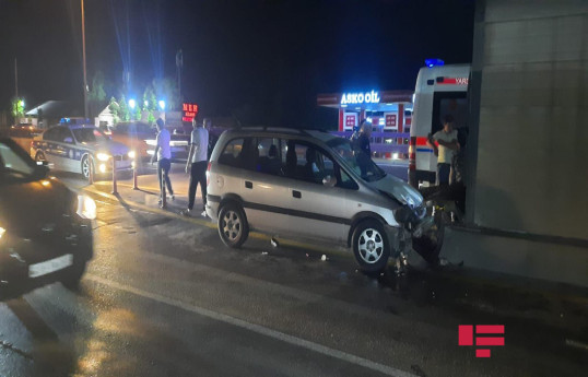 В Баку на Кольцевом шоссе столкнулись два автомобиля, семь человек пострадали