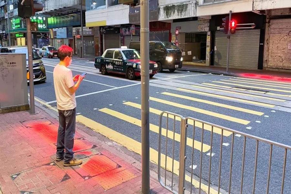 В Гонконге придумали светофоры для любителей уткнуться в смартфон