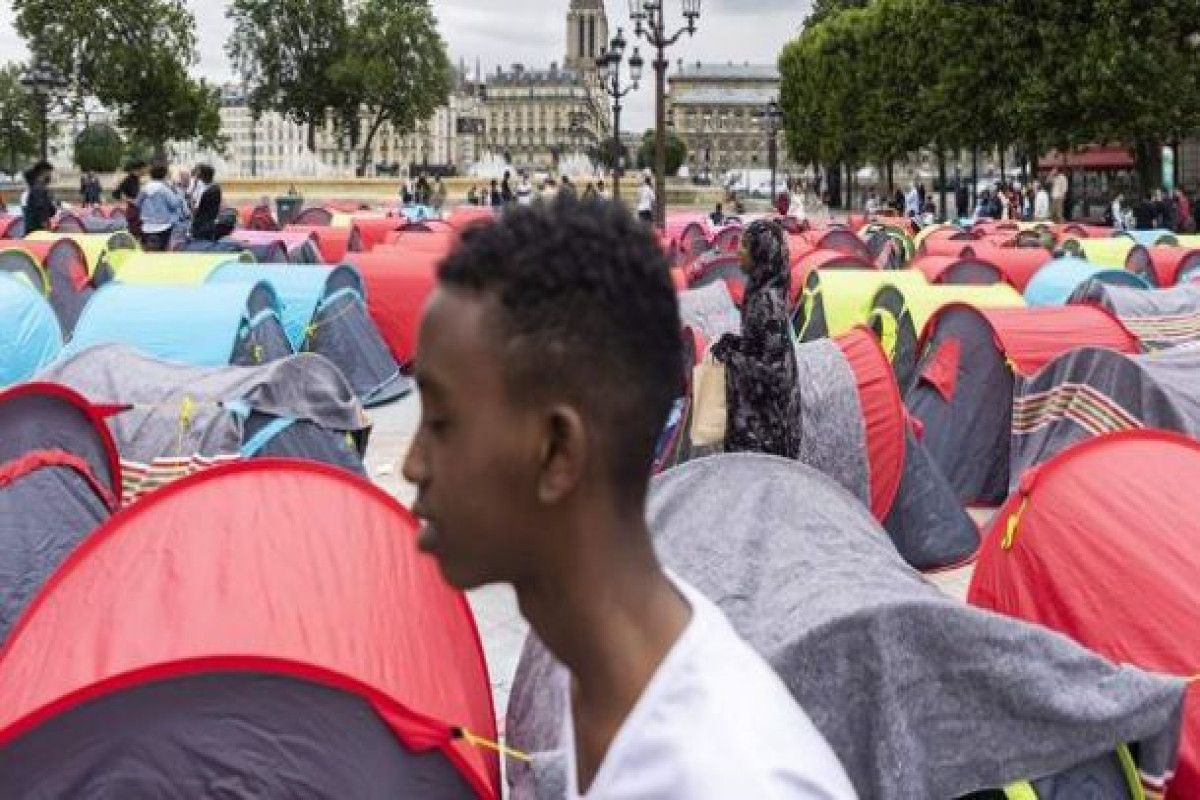В Париже бездомные мигранты потребовали разместить их в пустующих центрах для украинцев