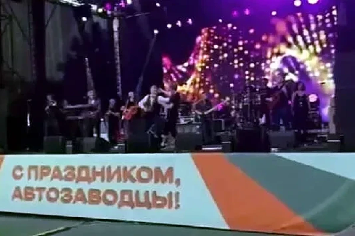 Леонид Агутин жестко толкнул фаната, забравшегося на сцену во время выступления в Миассе
