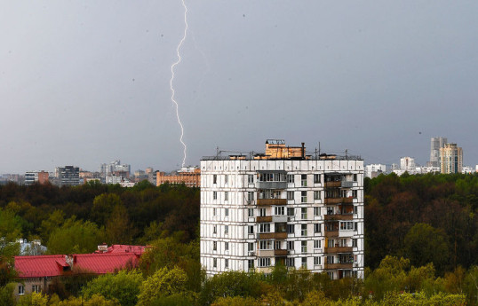 В Подмосковье троих человек ударила молния