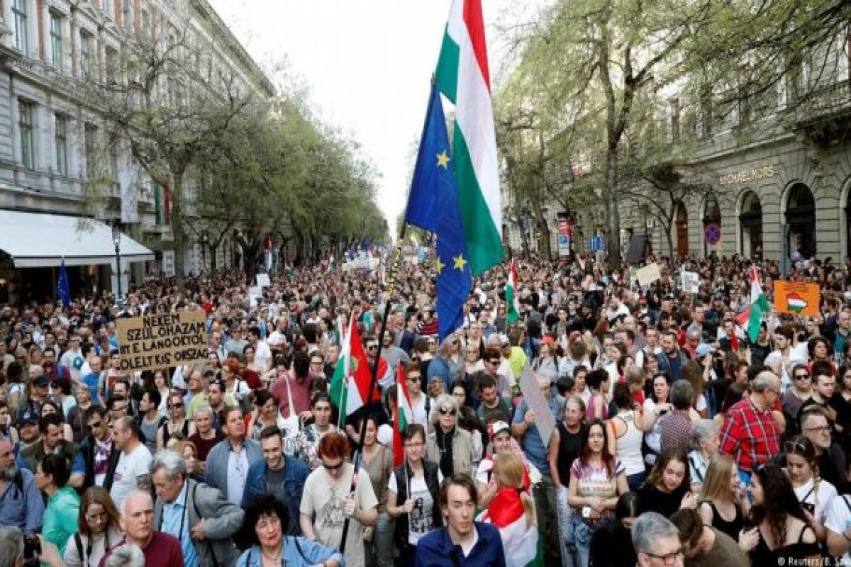 В столице Венгрии начались массовые акции протеста