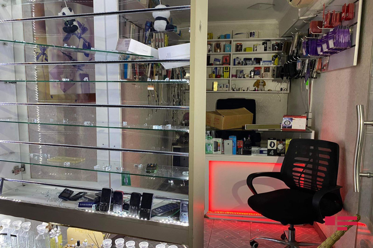В Баку совершена кража из телефонного магазина  - ФОТО 