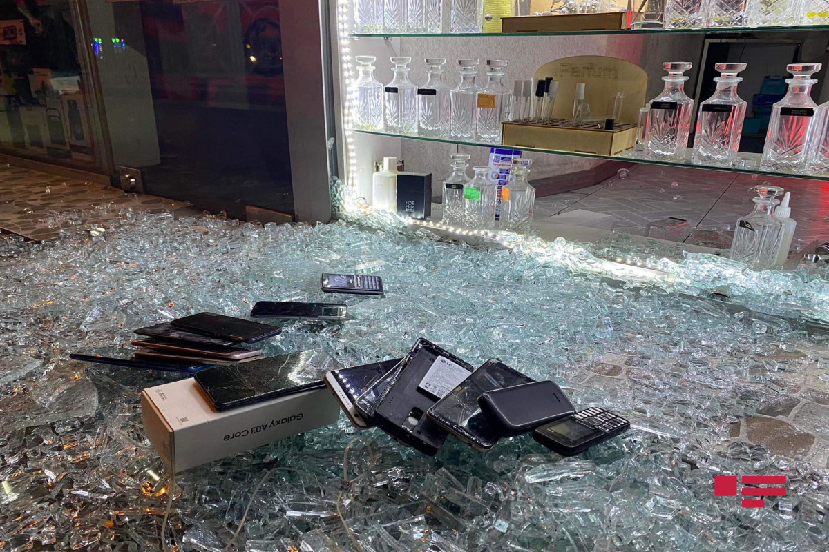 В Баку совершена кража из телефонного магазина  - ФОТО 