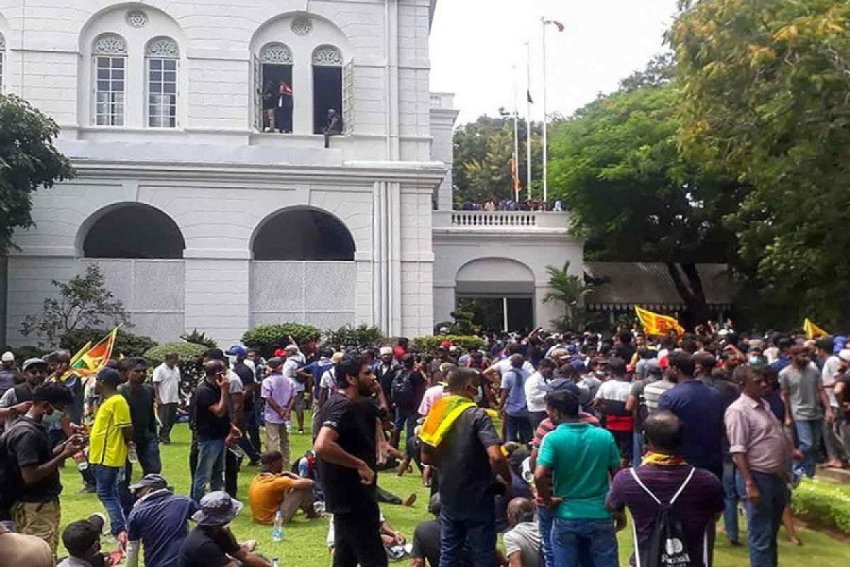 Режим ЧП на Шри-Ланке: президент покинул страну, демонстранты штурмуют офис премьера