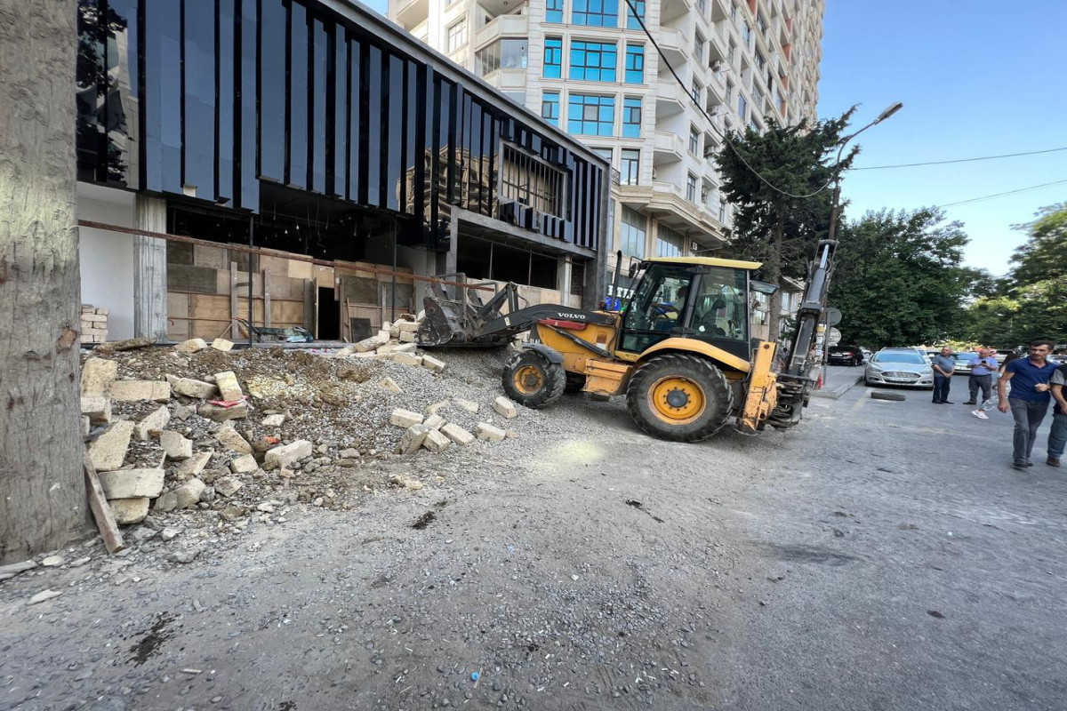 В Баку снесено незаконное строение на тротуаре рядом с ТЦ «Метропарк»-ФОТО 