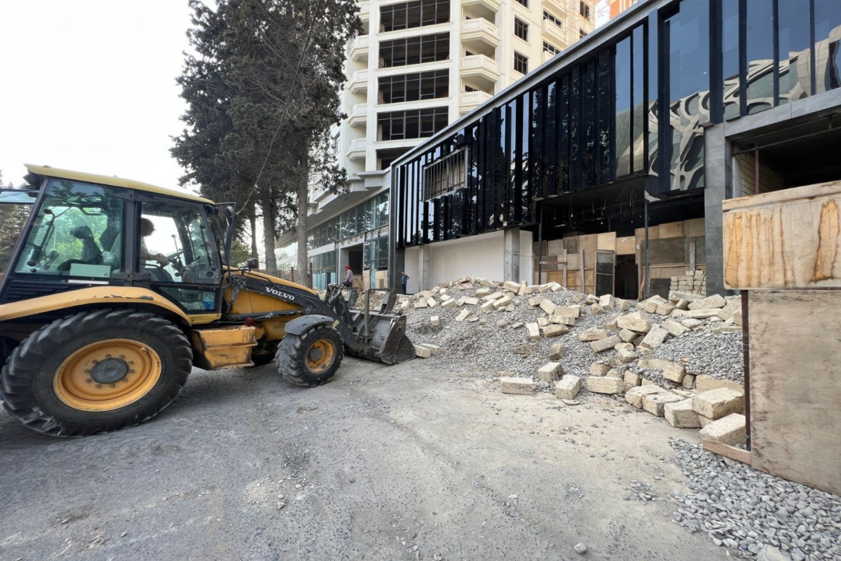 В Баку снесено незаконное строение на тротуаре рядом с ТЦ «Метропарк»-ФОТО 