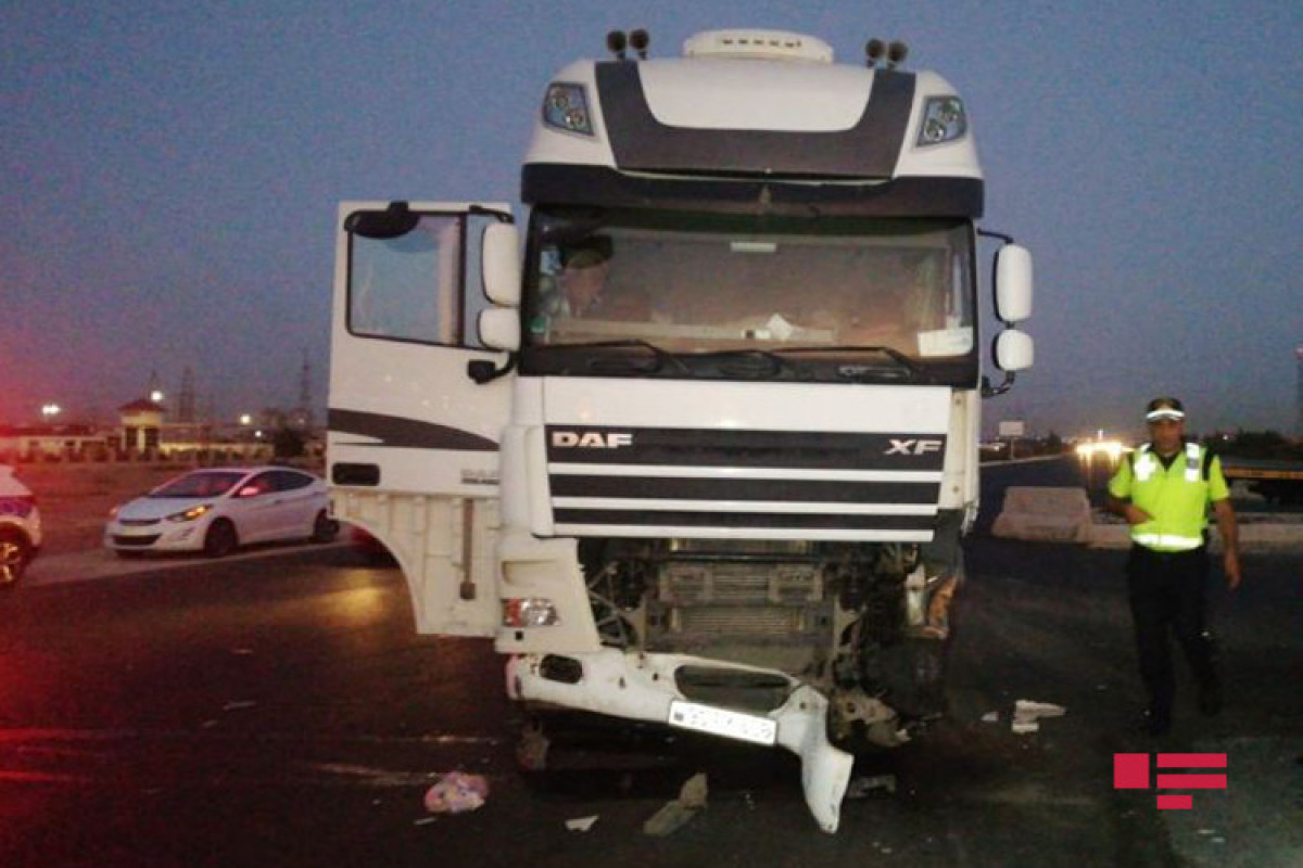 В Сумгайыте легковой автомобиль столкнулся с грузовиком, пострадали 5 человек-ФОТО 
