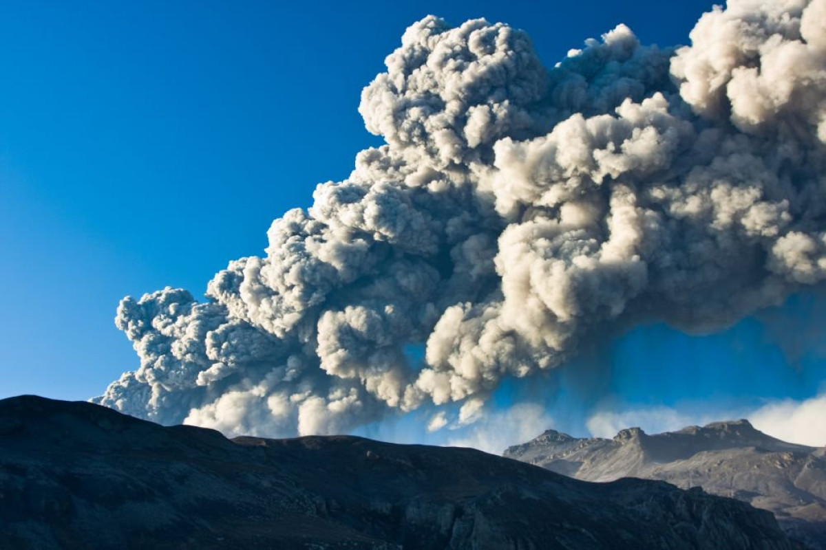 Камчатский вулкан Карымский засыпал пеплом три населенных пункта