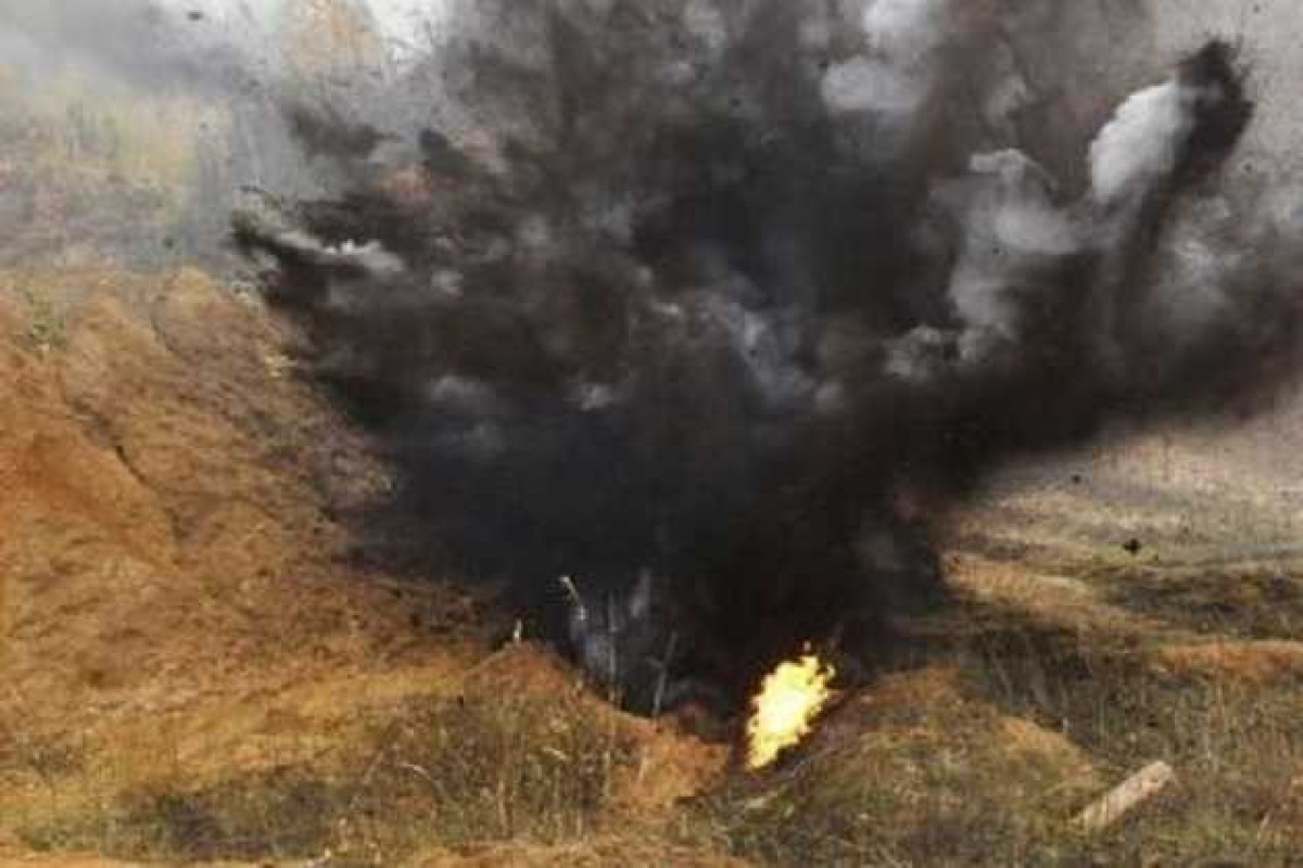 На освобожденных территориях Азербайджана грузовик подорвался на мине 