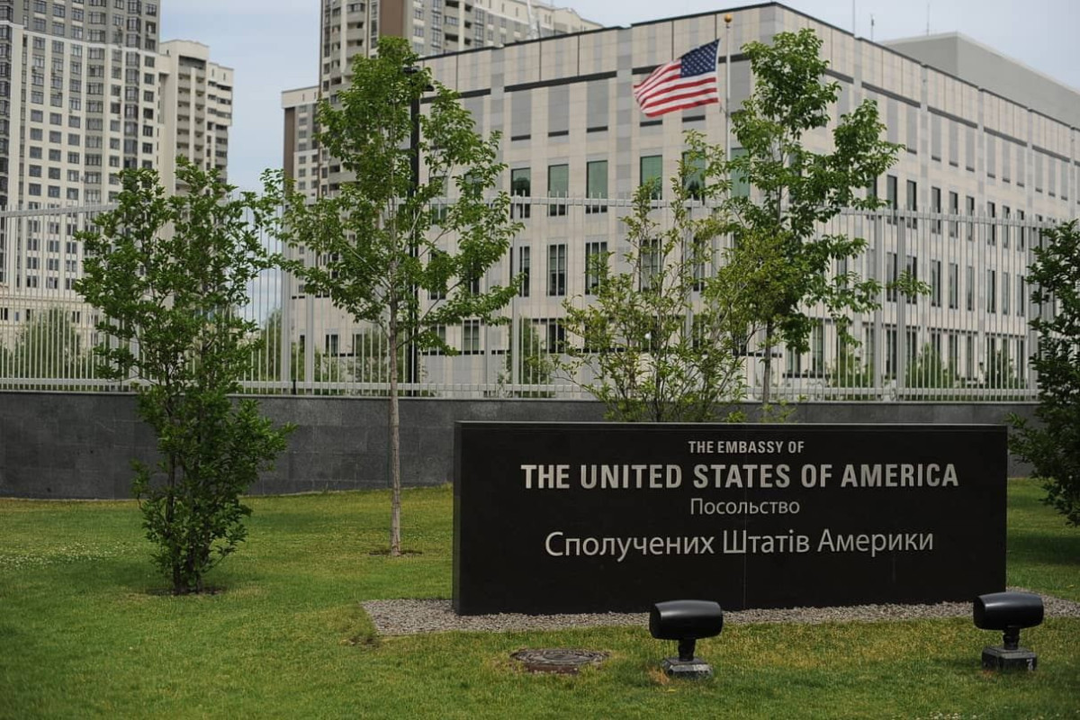 Посольство США в Киеве призвало сограждан немедленно покинуть Украину
