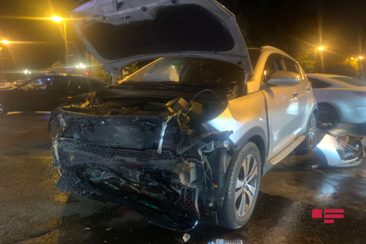 В Баку столкнулись две машины, есть пострадавшие -ФОТО 