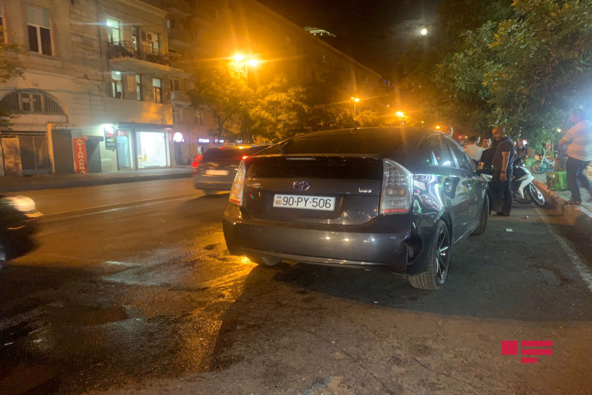В Баку столкнулись две машины, есть пострадавшие -ФОТО 