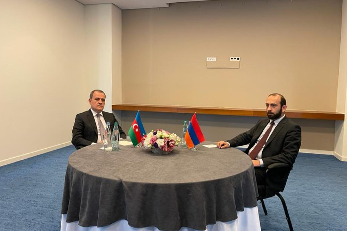 Завершилась первая двухсторонняя встреча глав МИД Азербайджана и Армении