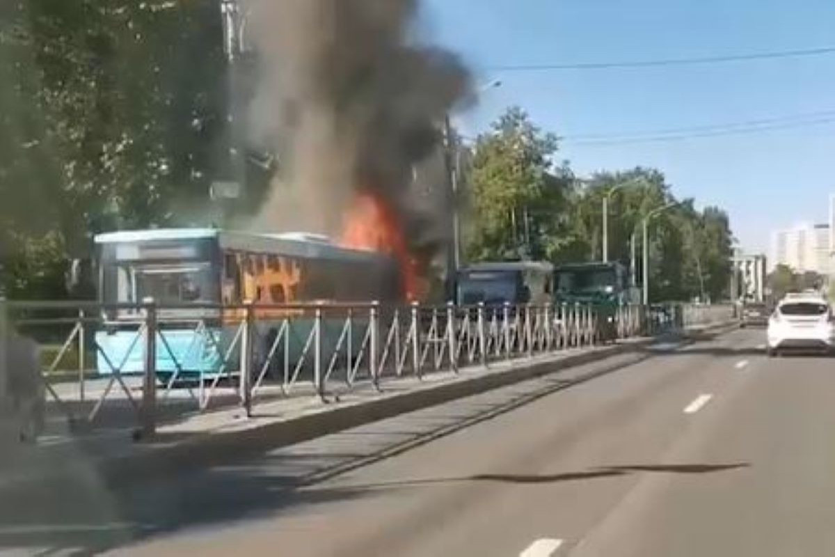 В Санкт-Петербурге загорелся пассажирский автобус-ВИДЕО 