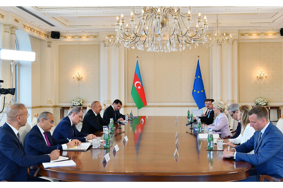 Состоялась встреча Ильхама Алиева с главой Еврокомиссии в расширенном составе