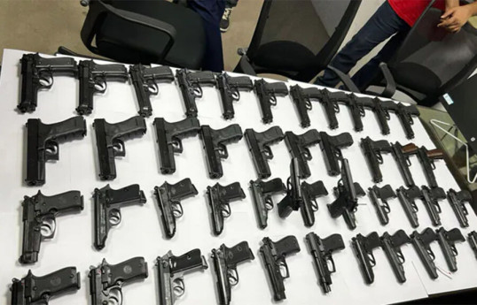 В аэропорту Дели арестовали пару с 45 пистолетами