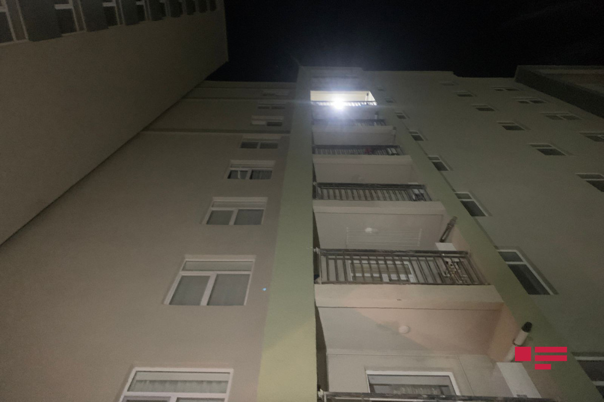 Трагедия в Баку: мать с двумя детьми выбросилась с 5 этажа-ФОТО 