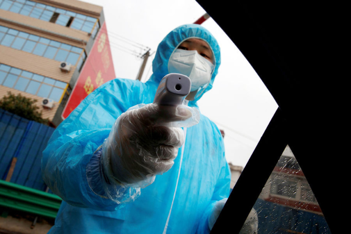 В Китае медики взламывают квартиры в поисках зараженных COVID-19