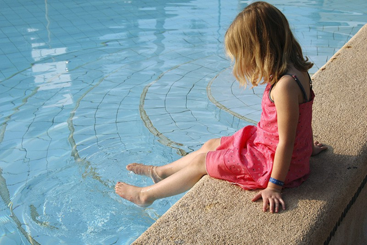 В Азербайджане 3-летняя девочка утонула в бассейне