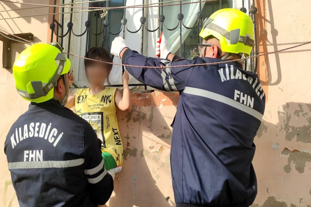 В Хырдалане спасатели освободили ребенка, застрявшего между прутьями решетки-ФОТО -ВИДЕО 