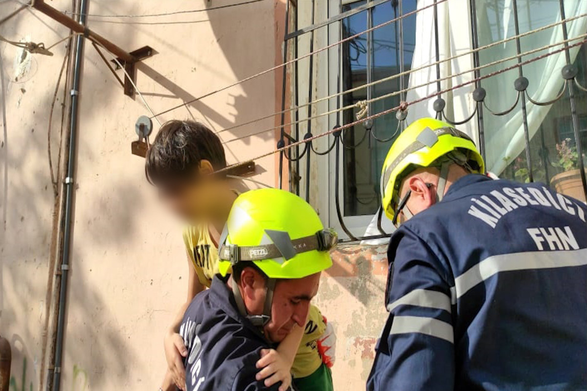 В Хырдалане спасатели освободили ребенка, застрявшего между прутьями решетки-ФОТО -ВИДЕО 