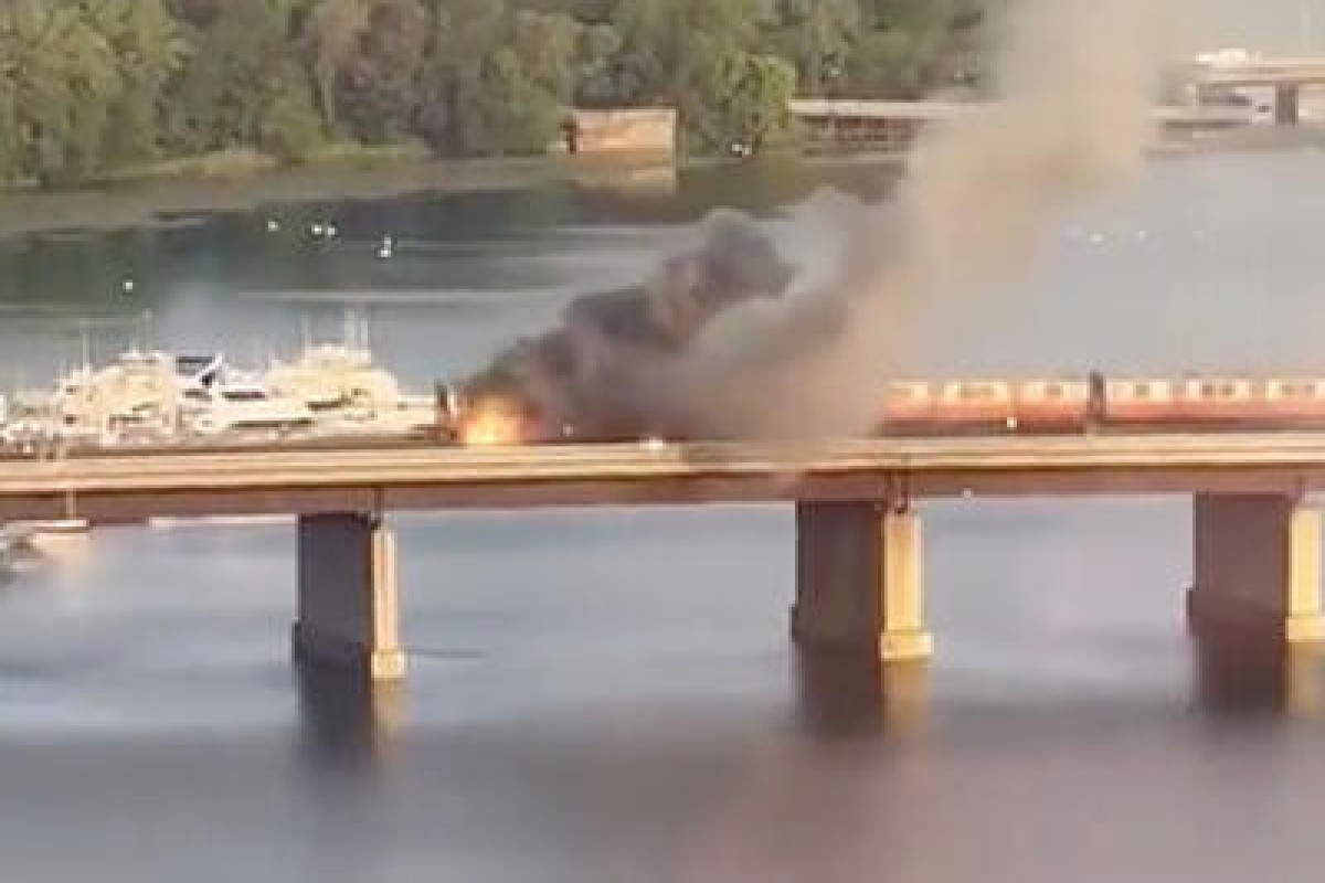 В США пассажирам поезда пришлось прыгать с моста из-за пожара-ВИДЕО 