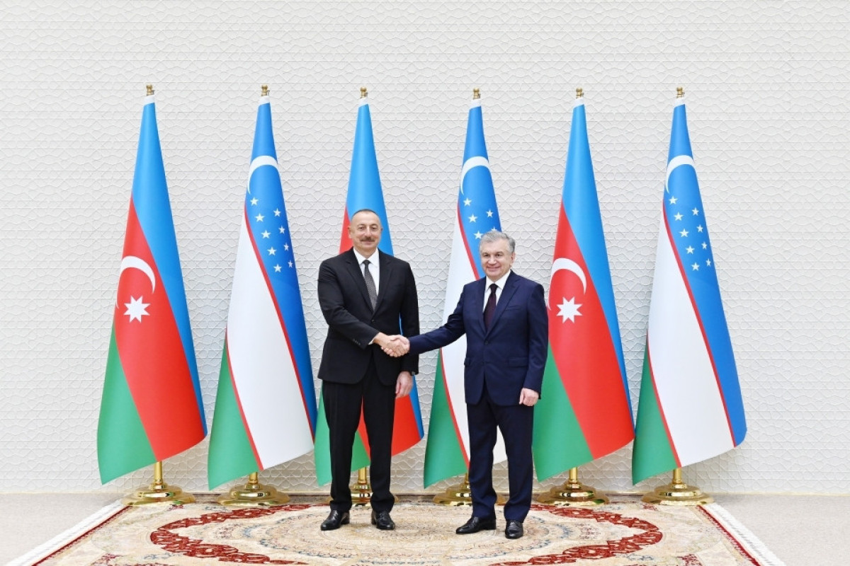 Президент Ильхам Алиев поздравил Шавката Мирзиёева с днем рождения