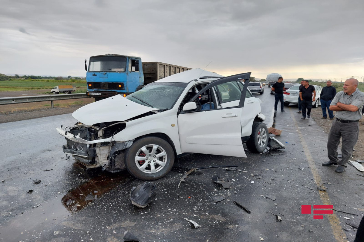 Жуткие кадры ДТП в Сабирабаде: водитель одного из автомобилей погиб на месте, другой госпитализирован-ФОТО 