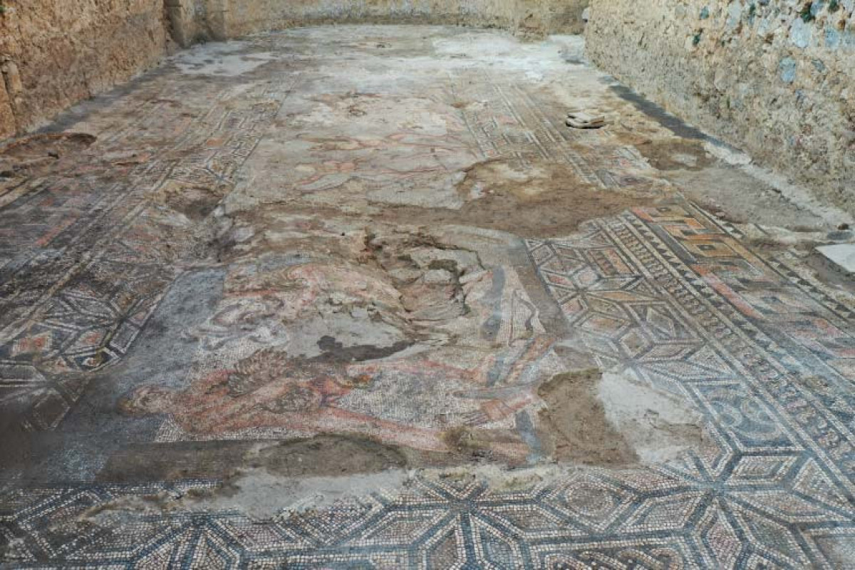 Археологи обнаружили в Анталье античную мозаику с изображениями 12 подвигов Геракла-ФОТО 
