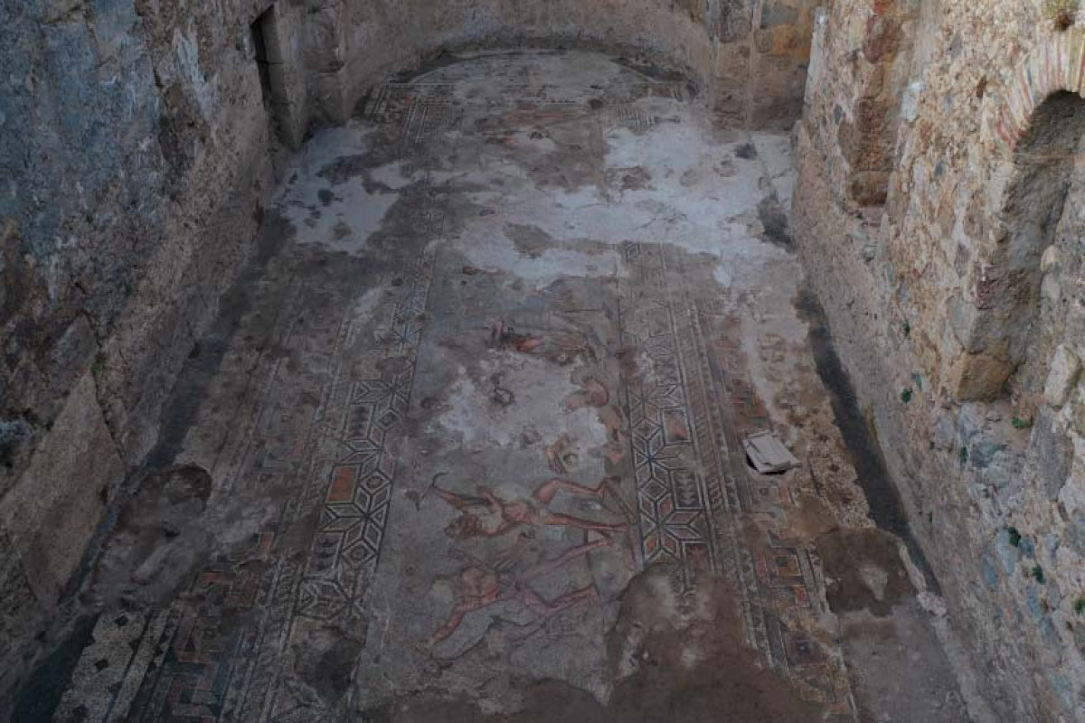Археологи обнаружили в Анталье античную мозаику с изображениями 12 подвигов Геракла-ФОТО 