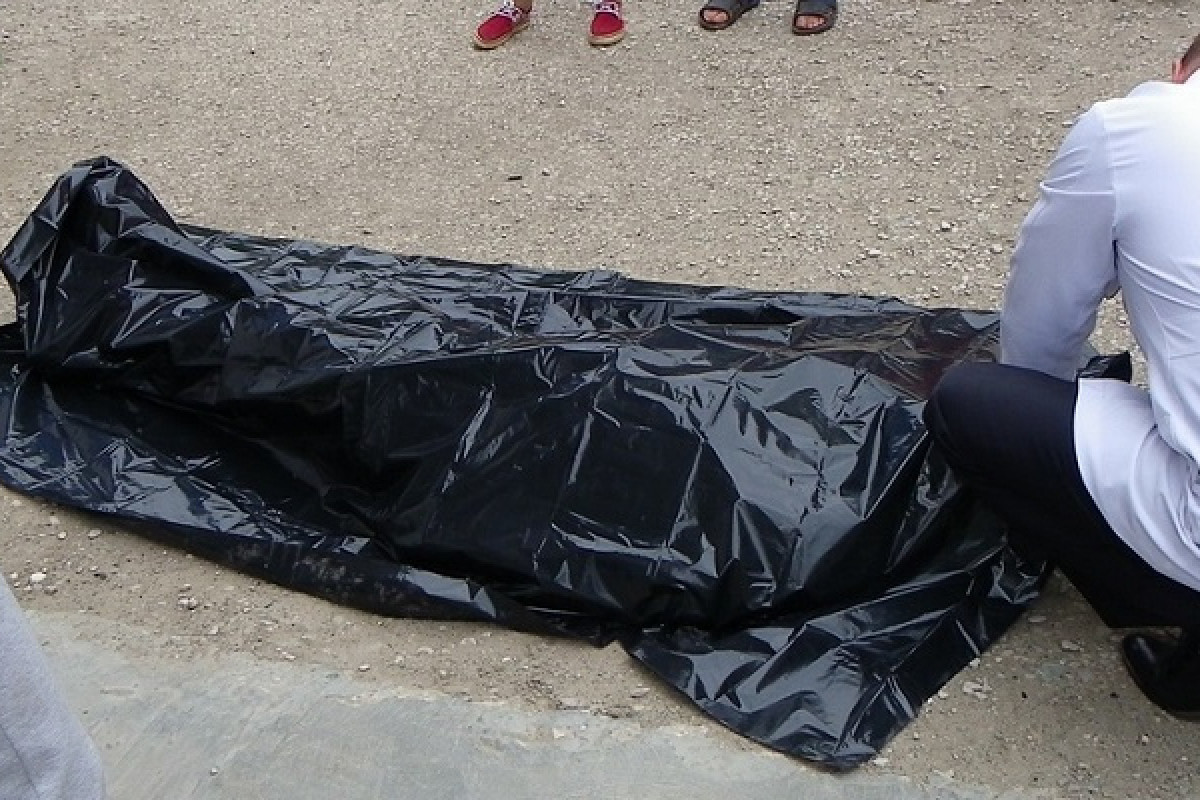 В Азербайджане мать и сын скончались на месте, выпав с окна