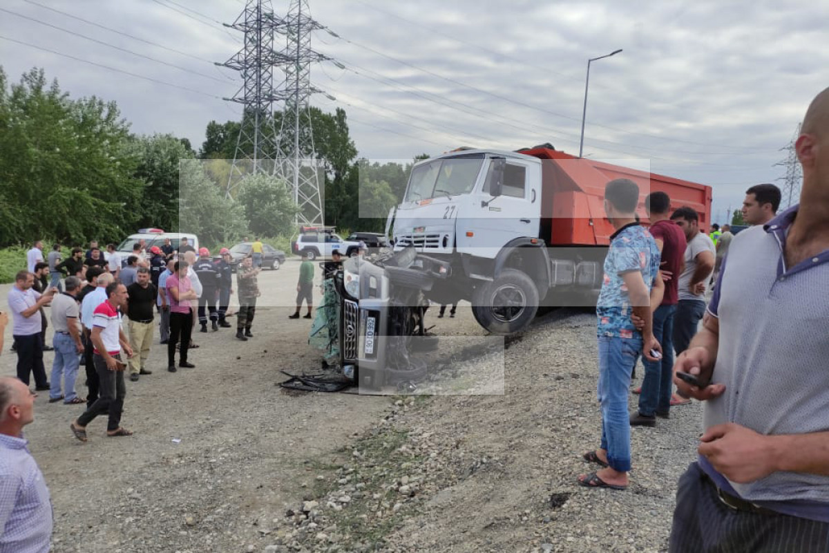 В Хачмазе в результате столкновения грузовика и легковых автомобилей погибли 2 человека-ФОТО 