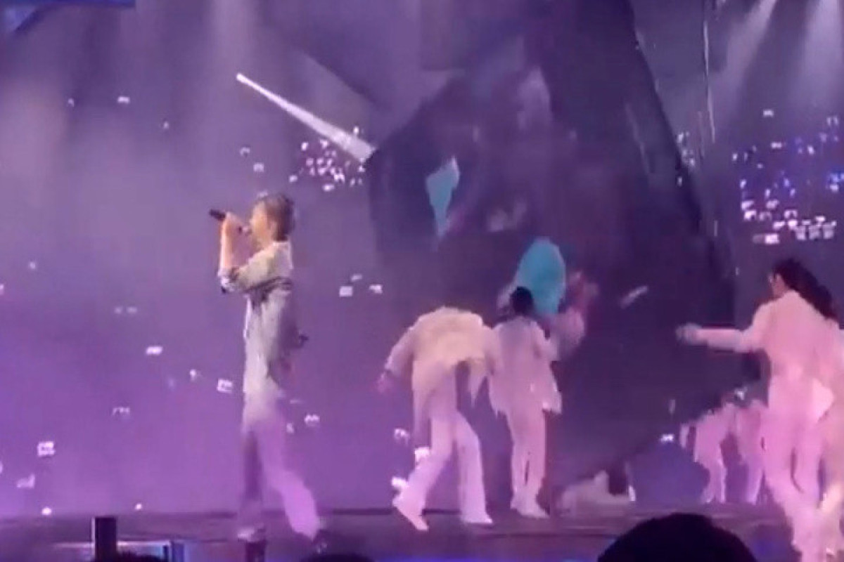 Экран упал на танцоров во время концерта группы Mirror в Гонконге-ВИДЕО 
