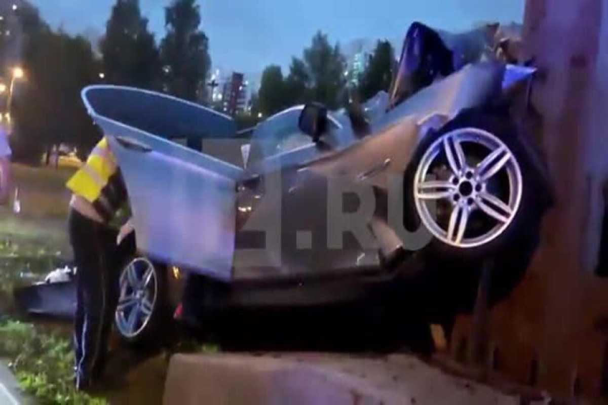 BMW врезался в столб в Москве, три человека пострадали-ВИДЕО 