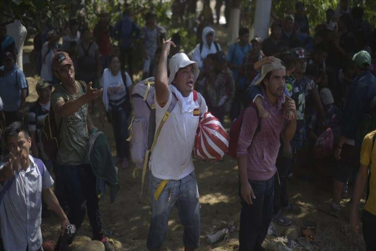 Трейлер с запертыми внутри 400 мигрантами бросили на трассе в Мексике