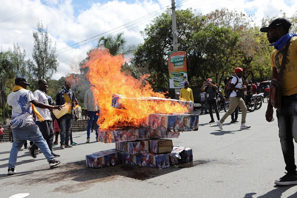 На Гаити бандиты напали на прокуратуру и разграбили архивы